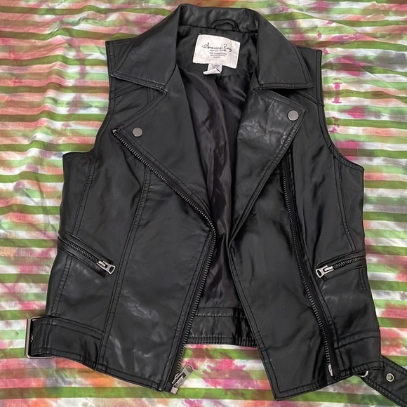 Size small black leather vest - Picture 4 of 5